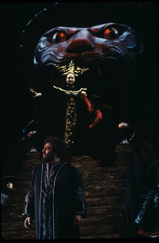 Montserrat Caballé (Turandot), Luciano Pavarotti (Calaf), Turandot, Giacomo Puccini. San Francisco Opera, 1977. Photographer: Ron Scherl/San Francisco Opera.