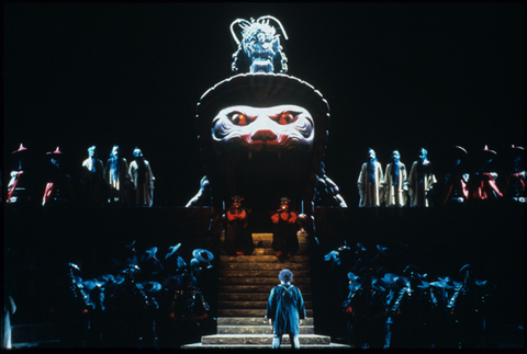 Raymond Manton (Emperor Altoum), Luciano Pavarotti (Calaf), Ensemble, Turandot, Giacomo Puccini. San Francisco Opera, 1977. Photographer: Ron Scherl/San Francisco Opera.