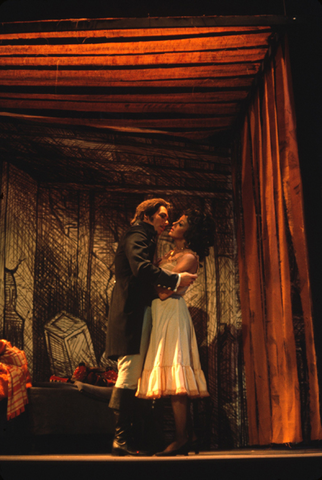 Jack Trussel (Don José), Ariel Bybee (Carmen), Carmen, Georges Bizet. San Francisco Opera/SPOT, 1973. Photographer: Carolyn Mason Jones/San Francisco Opera.