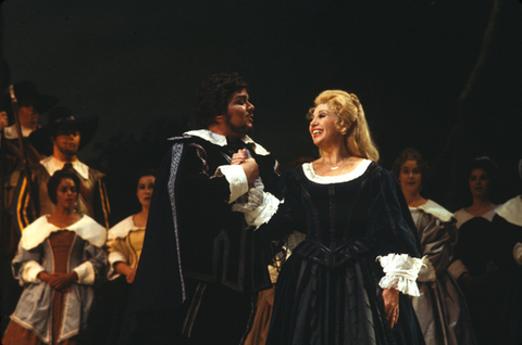 Cesar-Antonio Suarez (Arturo), Beverly Sills (Elvira), Chorus, I Puritani, Vincenzo Bellini. San Francisco Opera, 1977. Photographer: Ron Scherl/San Francisco Opera.