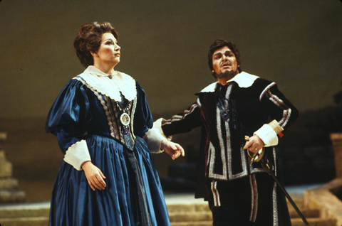 Carol Vaness (Queen Enrichetta), Cesar-Antonio Suarez, I Puritani, Vincenzo Bellini. San Francisco Opera, 1977. Photographer: Ron Scherl/San Francisco Opera.