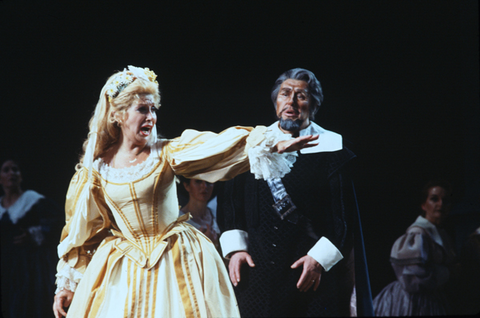 Beverly Sills (Elvira), Bonaldo Giaiotti (Giorgio), Chorus, I Puritani, Vincenzo Bellini. San Francisco Opera, 1977. Photographer: Ron Scherl/San Francisco Opera.