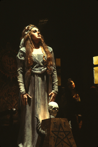 Patricia Payne (Ulrica), Chorus, Un Ballo in Maschera, Giuseppe Verdi. San Francisco Opera, 1977. Photographer: Ron Scherl/San Francisco Opera.