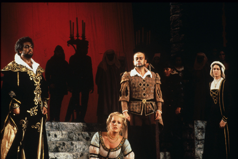 Plácido Domingo (Otello), Katia Ricciarelli (Desdemona), Guillermo Sarabia (Iago), Gwendolyn Jones (Emilia), Chorus, Otello, Giuseppe Verdi. San Francisco Opera, 1978. Photographer: Ron Scherl/San Francisco Opera.