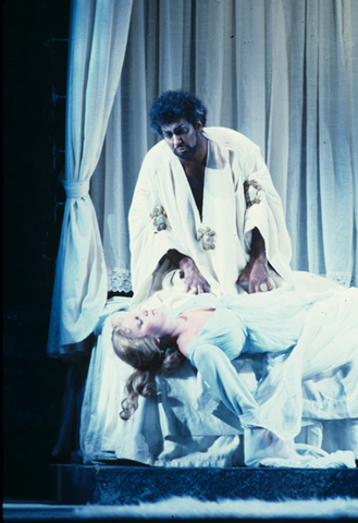 Katia Ricciarelli (Desdemona), Plácido Domingo (Otello), Otello, Giuseppe Verdi. San Francisco Opera, 1978. Photographer: Ron Scherl/San Francisco Opera.