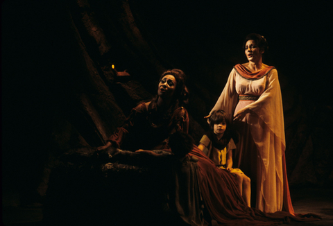 Shirley Verrett (Norma), Thomas Garadis (Norma's child), Alexandrina Milcheva (Adalgisa), Norma, Vincenzo Bellini. San Francisco Opera, 1978. Photographer: Ron Scherl/San Francisco Opera.