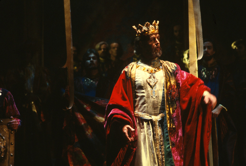 Gwynne Howell (King Heinrich), Chorus, Lohengrin, Richard Wagner. San Francisco Opera, 1978. Photographer: Ron Scherl/San Francisco Opera.