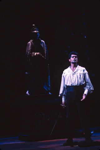 Gwynne Howell (Commendatore), Justino Diaz (Don Giovanni), Don Giovanni, Wolfgang Amadeus Mozart. San Francisco Opera, 1978. Photographer: Ron Scherl/San Francisco Opera.