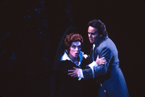 Olivia Stapp (Donna Anna), David Rendall (Don Ottavio), Don Giovanni, Wolfgang Amadeus Mozart. San Francisco Opera, 1978. Photographer: Ron Scherl/San Francisco Opera.