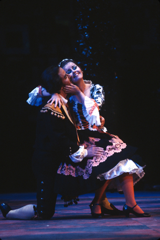 Joseph McKee (Masetto), Ruth Welting (Zerlina), Don Giovanni, Wolfgang Amadeus Mozart. San Francisco Opera, 1978. Photographer: Ron Scherl/San Francisco Opera.