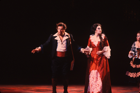 Walter Berry (Leporello), Ellen Shade (Donna Elvira), Ruth Welting (Zerlina), Don Giovanni, Wolfgang Amadeus Mozart. San Francisco Opera, 1978. Photographer: Ron Scherl/San Francisco Opera.