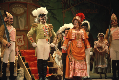 Bruce Yarnell (General Boom), Sheila Nadler (The Grand Duchess), Ensemble, La Grande Duchesse de Gérolstein, Jacques Offenbach. San Francisco Opera/SPOT, 1973. Photographer: Carolyn Mason Jones/San Francisco Opera.