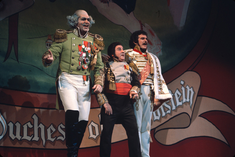 Bruce Yarnell (General Boom), Raymond Manton (Baron Puck), Prince Paul (Timothy Nolen), La Grande Duchesse de Gérolstein, Jacques Offenbach. San Francisco Opera/SPOT, 1973. Photographer: Carolyn Mason Jones/San Francisco Opera.