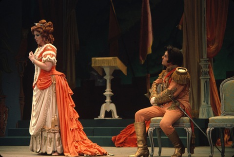 Sheila Nadler (The Grand Duchess), John Sandor (Fritz), La Grande Duchesse de Gérolstein, Jacques Offenbach. San Francisco Opera/SPOT, 1973. Photographer: Carolyn Mason Jones/San Francisco Opera.