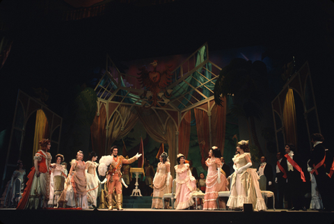 Sheila Nadler (The Grand Duchess), John Sandor (Fritz), Ensemble, La Grande Duchesse de Gérolstein, Jacques Offenbach. San Francisco Opera/SPOT, 1973. Photographer: Carolyn Mason Jones/San Francisco Opera.