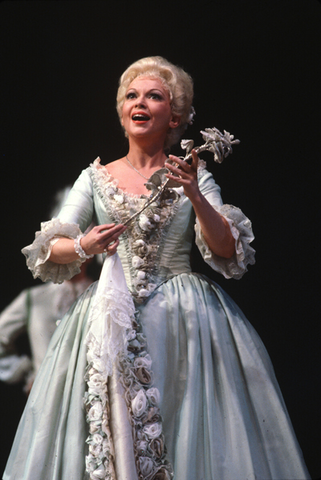 Carol Malone (Sophie), Der Rosenkavalier, Richard Strauss. San Francisco Opera, 1978. Photographer: Ron Scherl/San Francisco Opera.