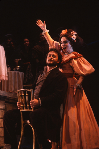 Brent Ellis (Marcello), Julia Migenes (Musetta), La Bohème, Giacomo Puccini. San Francisco Opera, 1978. Photographer: Ron Scherl/San Francisco Opera.