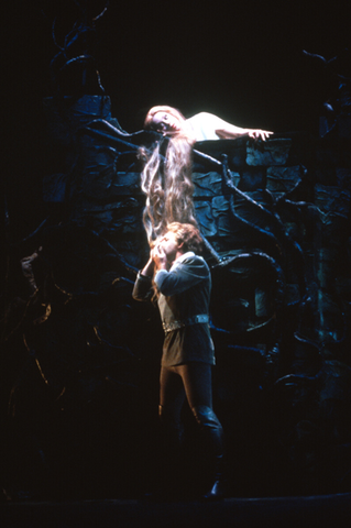 Maria Ewing (Mélisande), Dale Duesing (Pelléas), Pelléas et Mélisande, Claude Debussy. San Francisco Opera, 1979. Photographer: Ron Scherl/San Francisco Opera.