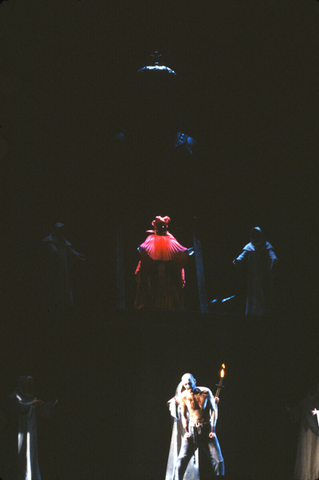 Werner Gotz (Grand Inquisitor), Michael Devlin (The Prisoner), Ensemble, Il Prigioniero, Luigi Dallapiccola. San Francisco Opera, 1979. Photographer: Ron Scherl/San Francisco Opera.