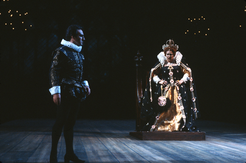 Carlo Bini (Robert), Montserrat Caballé (Elizabeth), Roberto Devereux, Gaetano Donizetti. San Francisco Opera, 1979. Photographer: Ron Scherl/San Francisco Opera.