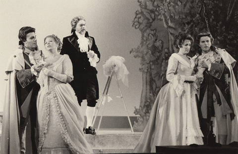 Dale Duesing (Guglielmo), Pilar Lorengar (Fiordiligi), Thomas Stewart (Don Alfonso), Anne Howells (Dorabella), Michael Cousins (Ferrando), Così fan tutte, Wolfgang Amadeus Mozart. San Francisco Opera, 1979. Photographer: Ira Nowinski/San Francisco Opera.