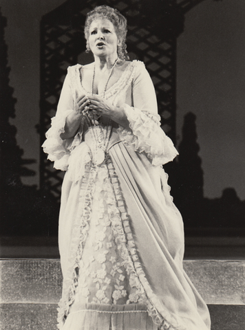 Pilar Lorengar (Fiordiligi), Così fan tutte, Wolfgang Amadeus Mozart. San Francisco Opera, 1979. Photographer: Tony Plewik/San Francisco Opera.