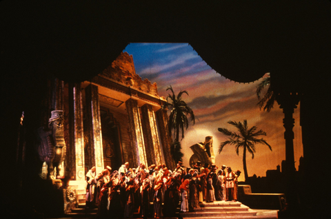 Plácido Domingo (Samson), Chorus, Samson et Dalila, Camille Saint-Saëns. San Francisco Opera, 1980-81. Photographer: Ron Scherl/San Francisco Opera.