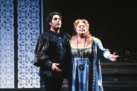 Giorgio Lamberti (Gabriele Adorno), Margaret Price (Amelia Grimaldi), Simon Boccanegra, Giuseppe Verdi. San Francisco Opera, 1980-81. Photographer: Ron Scherl/San Francisco Opera.