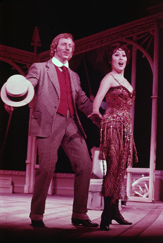 William Parker (Dr. Malatesta), Shigemi Matsumoto (Norina), Don Pasquale, Gaetano Donizetti. San Francisco Opera/SPOT, 1974. Photographer: Carolyn Mason Jones/San Francisco Opera.