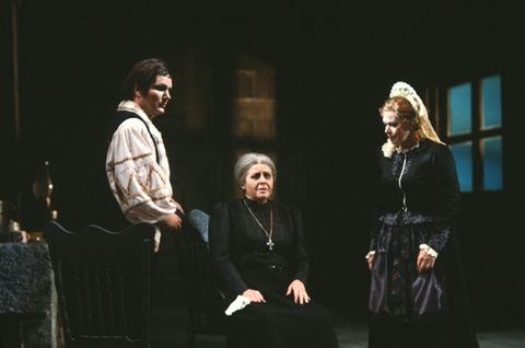 Allen Cathcart (Laca Klemen), Sena Jurinac (Kostelnicka Buryjovka), Elisabeth Söderström (Jenufa), Jenufa, Leoš Janáček. San Francisco Opera, 1980-81. Photographer: Ron Scherl/San Francisco Opera.