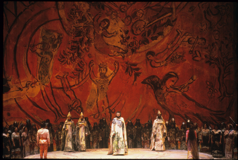 Perry Price (Tamino), Ulrik Cold (Sarastro), Willard White (High Priest), Sheri Greenawald (Pamina), Chorus, The Magic Flute, Wolfgang Amadeus Mozart. San Francisco Opera, 1980-81. Photographer: Ron Scherl/San Francisco Opera.