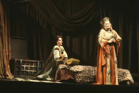 Ruza Baldani (Brangane), Gwyneth Jones (Isolde), Tristan und Isolde, Richard Wagner. San Francisco Opera, 1980-81. Photographer: Ron Scherl/San Francisco Opera.