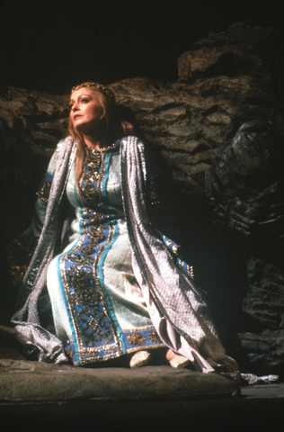 Gwyneth Jones (Isolde), Tristan und Isolde, Richard Wagner. San Francisco Opera, 1980-81. Photographer: Ron Scherl/San Francisco Opera.