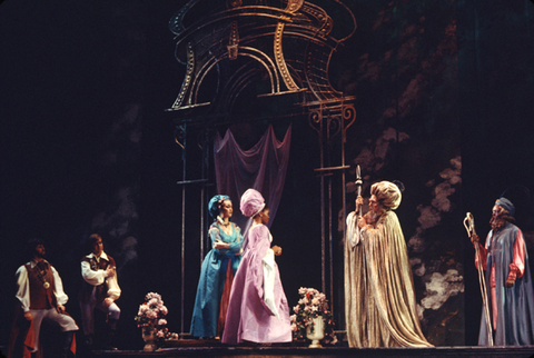 Stephen Mosel (Amida), Grayson Hirst (Ormindo), Gwendolyn Jones (Mirinda), Barbara Hendricks (Erisbe), Philip Booth (Ariadeno), Supernumerary, L'Ormindo, Francesco Cavalli. San Francisco Opera/SPOT, 1974. Photographer: Ron Scherl/San Francisco Opera.