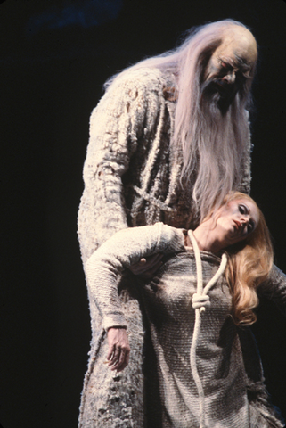 Thomas Stewart (Lear), Emily Rawlins (Cordelia), Lear, Aribert Reimann. San Francisco Opera, 1980-81. Photographer: Ron Scherl/San Francisco Opera.