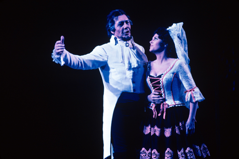 Cesare Siepi (Don Giovanni), Pamela South (Zerlina), Don Giovanni, Wolfgang Amadeus Mozart. San Francisco Opera, 1980-81. Photographer: Ron Scherl/San Francisco Opera.