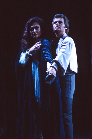 Carol Vaness (Donna Anna), Gösta Windbergh (Don Ottavio), Don Giovanni, Wolfgang Amadeus Mozart. San Francisco Opera, 1980-81. Photographer: Ron Scherl/San Francisco Opera.