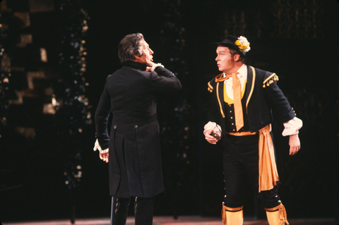 Cesare Siepi (Don Giovanni), Kevin Langan (Masetto), Don Giovanni, Wolfgang Amadeus Mozart. San Francisco Opera, 1980-81. Photographer: Ron Scherl/San Francisco Opera.