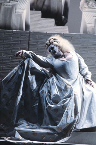 Montserrat Caballé (Semiramide), Semiramide, Gioachino Rossini. San Francisco Opera, 1981-82. Photographer: Ron Scherl/San Francisco Opera.