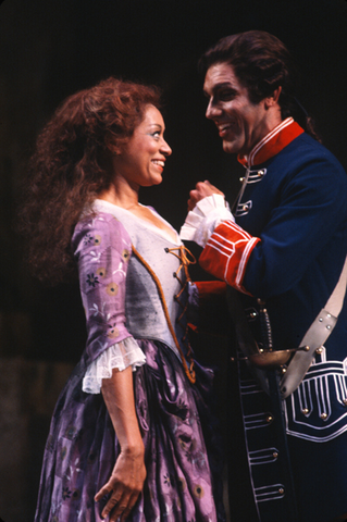 Reri Grist (Manon), Dale Duesing (Lescaut), Manon, Jules Massenet. San Francisco Opera, 1981-82. Photographer: Ron Scherl/San Francisco Opera.