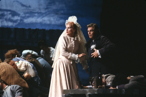 Anja Silja (Katerina Ismailova), William Lewis (Sergei), Chorus, Lady Macbeth of Mtsensk, Dmitri Shostakovich. San Francisco Opera, 1981-82. Photographer: Ron Scherl/San Francisco Opera.