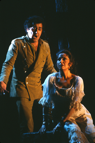 Franco Bonisolli (Don José), Teresa Berganza (Carmen), Carmen, Georges Bizet. San Francisco Opera, 1981-82. Photographer: Ron Scherl/San Francisco Opera.