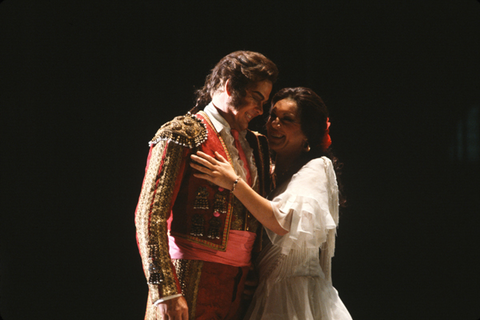 Lenus Carlson (Escamillo), Hanna Schwarz (Carmen), Carmen, Georges Bizet. San Francisco Opera, 1981-82. Photographer: Ron Scherl/San Francisco Opera.