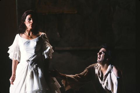 Hanna Schwarz (Carmen), Plácido Domingo (Don José), Carmen, Georges Bizet. San Francisco Opera, 1981-82. Photographer: Ron Scherl/San Francisco Opera.