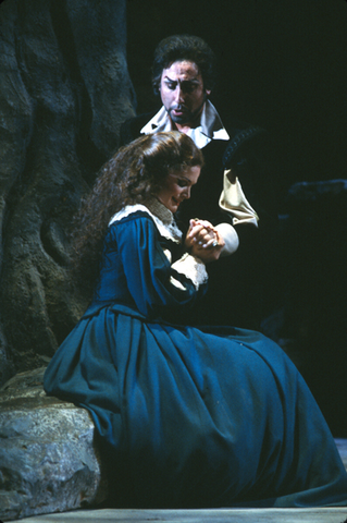 Neil Shicoff (Edgardo), Ashley Putnam (Lucia), Lucia di Lammermoor, Gaetano Donizetti. San Francisco Opera, 1981-82. Photographer: Ron Scherl/San Francisco Opera.