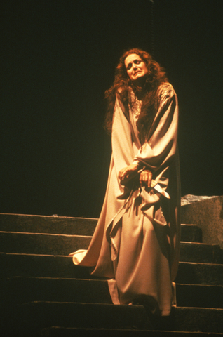 Ashley Putnam (Lucia), Lucia di Lammermoor, Gaetano Donizetti. San Francisco Opera, 1981-82. Photographer: Ron Scherl/San Francisco Opera.