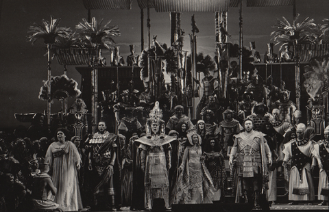 Margaret Price (Aida), Simon Estes (Amonasro), Kevin Langan (King of Egypt), Stefania Toczyska (Amneris), Luciano Pavarotti (Radames), Ensemble, Aida, Giuseppe Verdi. San Francisco Opera, 1981-82. Photographer: Dave Powers/San Francisco Opera.