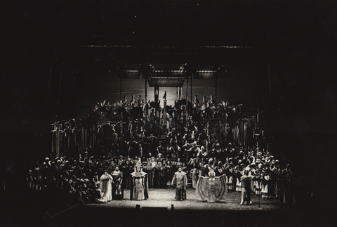 Margaret Price (Aida), Simon Estes (Amonasro), Kevin Langan (King of Egypt), Luciano Pavarotti (Radames), Stefania Toczyska (Amneris), Kurt Rydl (Ramfis), Ensemble, Aida, Giuseppe Verdi. San Francisco Opera, 1981-82. Photographer: Dave Powers/San Francisco Opera.