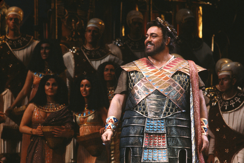 Luciano Pavarotti (Radames), Ensemble, Aida, Giuseppe Verdi. San Francisco Opera, 1981-82. Photographer: Ron Scherl/San Francisco Opera.