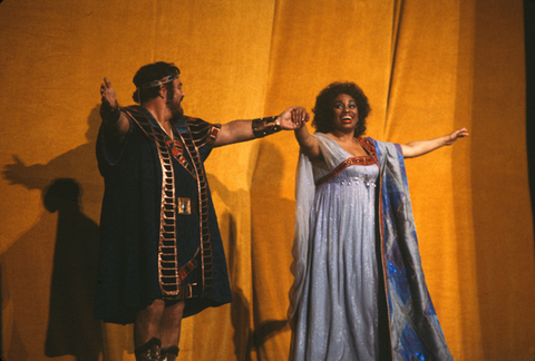 Luciano Pavarotti (Radames), Leontyne Price (Aida), Aida, Giuseppe Verdi. San Francisco Opera, 1981-82. Photographer: Ron Scherl/San Francisco Opera.